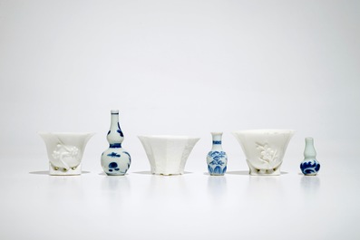 Drie Chinese blanc de Chine libation cups en drie blauwwitte miniatuur vaasjes, Kangxi