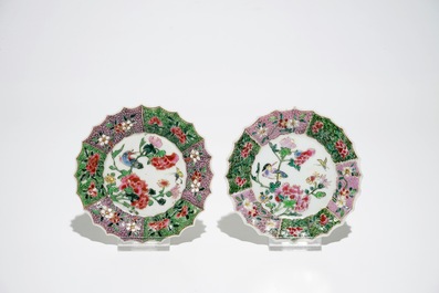 Une paire de tasses et soucoupes polylob&eacute;s en porcelaine de Chine famille rose, Yongzheng