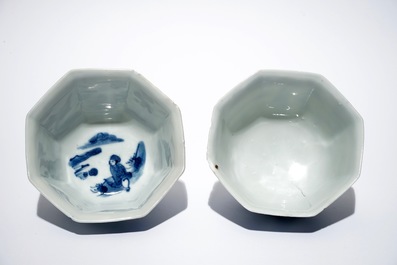 Une paire de bols octagonaux en porcelaine de Chine bleu et blanc, &eacute;poque Transition