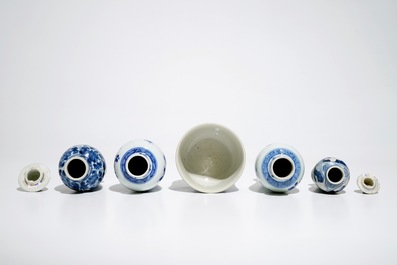Quatre vases en porcelaine de Chine bleu et blanc et un bol en bleu poudr&eacute;, Kangxi