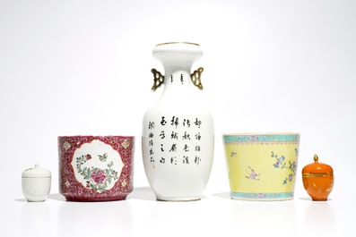 Un lot vari&eacute; en porcelaine de Chine famille rose et polychrome, 19/20&egrave;me
