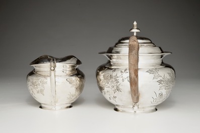 A Chinese silver teapot and milk jug, 19/20th C.