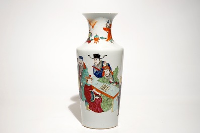 Un vase rouleau en porcelaine de Chine famille rose de style Yongzheng, 19&egrave;me