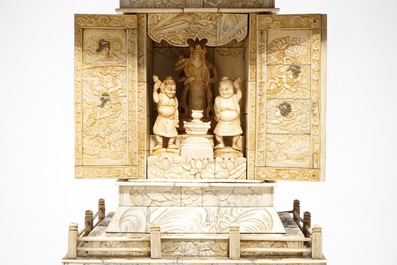Un grand autel en os sculpt&eacute;, Japon, Meiji, fin du 19&egrave;me