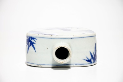 Une bo&icirc;te &agrave; th&eacute; en porcelaine de Chine bleu et blanc aux coqs, &eacute;poque Transition