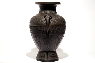 Een grote Chinese bronzen vaas in archa&iuml;sche stijl, 19e eeuw
