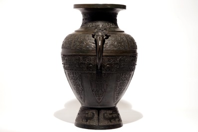 Un grand vase en bronze de style archa&iuml;que, Chine, 19&egrave;me