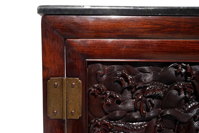 Un cabinet en bois hongmu et huanghuali &agrave; d&eacute;ux portes aux dragons en zitan, 18/19&egrave;me