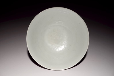 Un bol en porcelaine de Chine monochrome aubergine fonc&eacute;, marque de Daoguang, 19/20&egrave;me