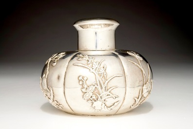 Een Chinese zilveren theebus en een opengewerkte tazza met drakendecor, 19/20e eeuw