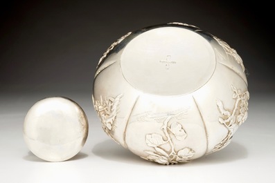 Een Chinese zilveren theebus en een opengewerkte tazza met drakendecor, 19/20e eeuw