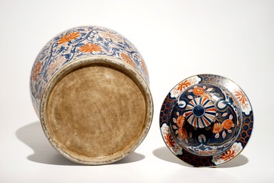 Un grand vase couvert de forme balustre en porcelaine de Chine de style Imari, 18/19&egrave;me