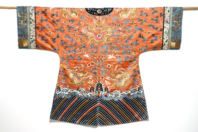 Une robe aux dragons en soie brod&eacute;e, Chine, Qing