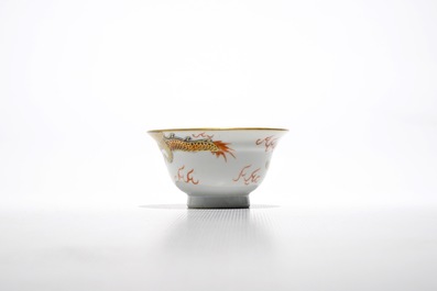 Sept tasses et soucoupes en porcelaine de Chine rouge de fer et dor&eacute; aux dragons, Yongzheng/Qianlong