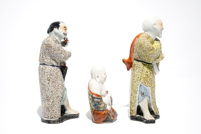 Drie Chinese famille rose figuren, drie wandvaasjes en 4 dekseldoosjes, 19/20e eeuw