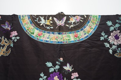 Une robe de femme en soie brod&eacute;e orn&eacute;e de papillons et fruits, Chine, Qing