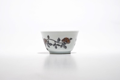 Six tasses et cinq soucoupes en porcelaine de Chine grisaille aux coqs, Yongzheng/Qianlong