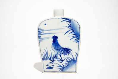 A Chinese blue and white tea caddy with roosters, Transitional period