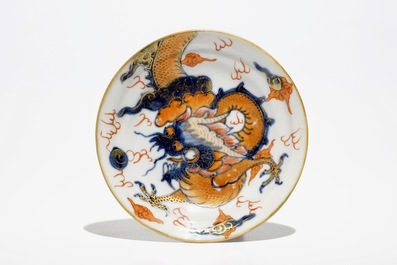 Sept tasses et soucoupes en porcelaine de Chine rouge de fer et dor&eacute; aux dragons, Yongzheng/Qianlong