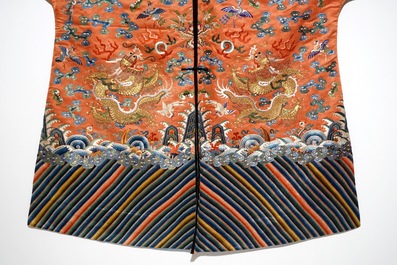 Une robe aux dragons en soie brod&eacute;e, Chine, Qing