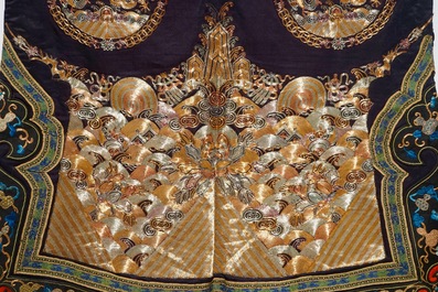 Une robe de femme en soie brod&eacute;e, Chine, Qing