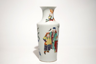 Un vase rouleau en porcelaine de Chine famille rose de style Yongzheng, 19&egrave;me