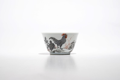 Six tasses et cinq soucoupes en porcelaine de Chine grisaille aux coqs, Yongzheng/Qianlong