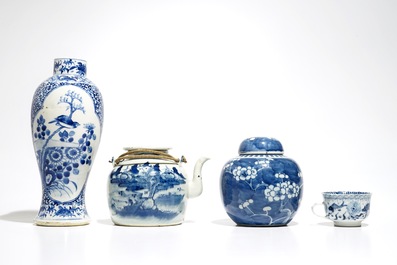 Een lot gevarieerd Chinees blauwwit porselein, 19e eeuw