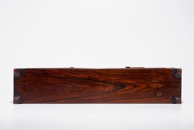 Een kleine Chinese houten &eacute;tag&egrave;re, 19/20e eeuw