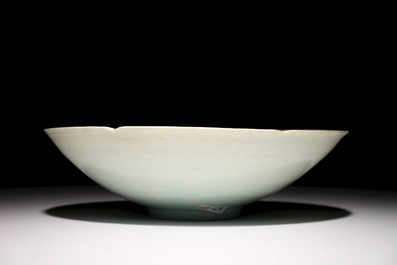 Un bol en porcelaine de Chine qingbai &agrave; d&eacute;cor floral sous gla&ccedil;ure, Song