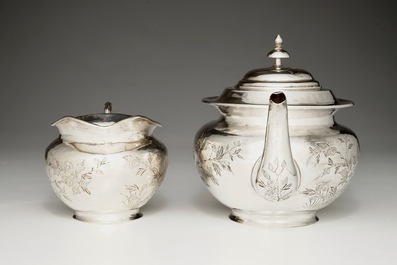 A Chinese silver teapot and milk jug, 19/20th C.