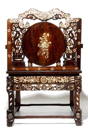 Een Chinese Peranakan of Nyonya stoel in hongmu hout met parelmoer intarsia en marmer, 19e eeuw