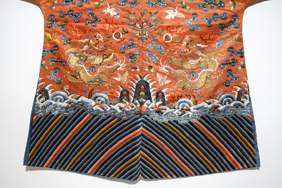 Une robe aux dragons en soie brod&eacute;e, Chine, Qing