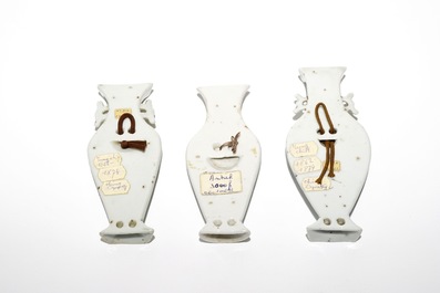 Trois figures, trois vases d'applique et quatre bo&icirc;tes couvertes en porcelaine de Chine famille rose, 19/20&egrave;me