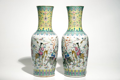 Une paire de grands vases en porcelaine de Chine famille rose, marque et &eacute;poque de Guangxu