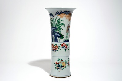 Un vase de forme gu en porcelaine de Chine wucai, 19/20&egrave;me