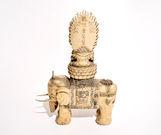Een grote Chinese ivoren figuur van Guanyin op een olifant, eind 19e eeuw