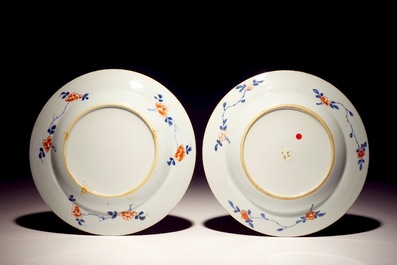 A Chinese verte-Imari charger, two dishes and seventeen plates, Kangxi/Yongzheng