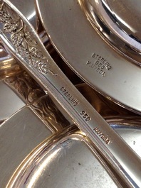 A Japanese silver cutlery set with ten small plates, signed K. Uyeda, 20th C.