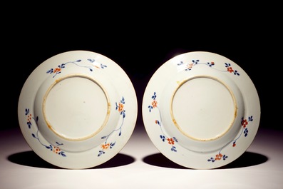 Un grand plat, deux plats et dix-sept assiettes en porcelaine de Chine verte-Imari, Kangxi/Yongzheng