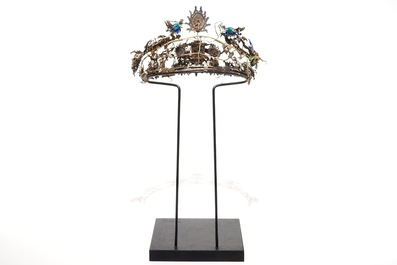 Un tiara en argent &eacute;maill&eacute; d&eacute;cor&eacute; aux dragons, ph&eacute;nix et symboles, Chine, Qing