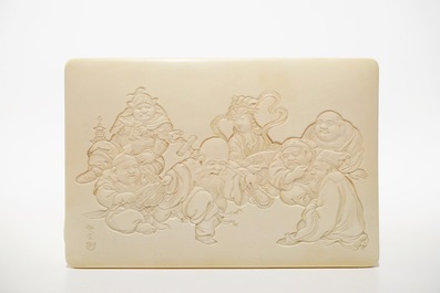 Een gesigneerde rechthoekige bewerkte Japanse ivoren dekseldoos, Meiji, 19e eeuw