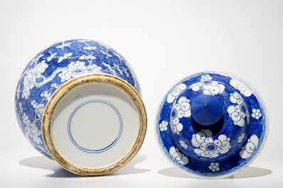 Un vase de forme balustre en porcelaine de Chine bleu et blanc, Kangxi