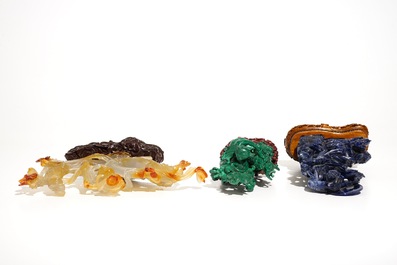 Trois figures en lapis lazuli, agate et malachite, sur socle en bois, Chine, 20&egrave;me