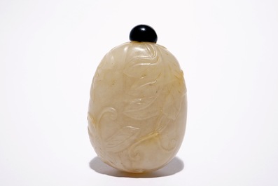 Een Chinese jade snuiffles in de vorm van een fushou gua, 19e eeuw