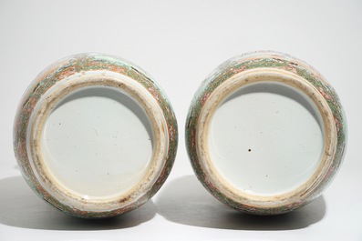 Une paire de vases en porcelaine de Chine famille rose de Canton, 19&egrave;me