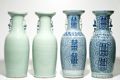 Deux paires de vases en porcelaine de Chine bleu et blanc, dont un sur fond c&eacute;ladon, 19&egrave;me