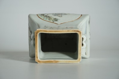 Un vase de forme fanghu en porcelaine de Chine qianjiang cai, 19/20&egrave;me