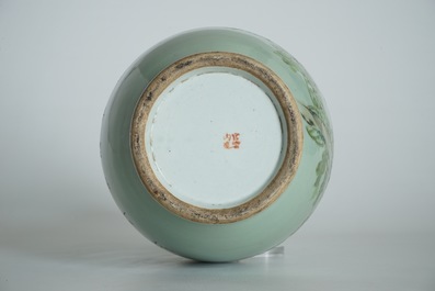 Een Chinese qianjiang cai vaas met celadon fond en olifanten als handgrepen, 19/20e eeuw