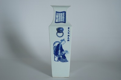 Un vase de forme carr&eacute; en porcelaine de Chine bleu et blanc &agrave; d&eacute;cor Wu Shuang Pu, 19th C.